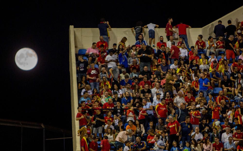 Miles de aficionados no han querido perderse el partido de la Roja