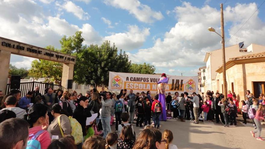 La comunidad educativa del CEIP Joan Veny i Clar se concentró a las puertas del colegio público de Campos.