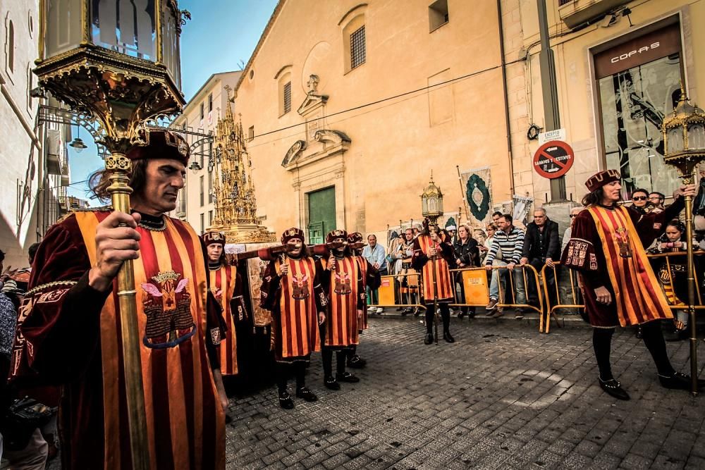 La procesión de la reliquia es uno de los actos que más agradan a los alcoyanos en el día dedicado al patrón San Jorge.