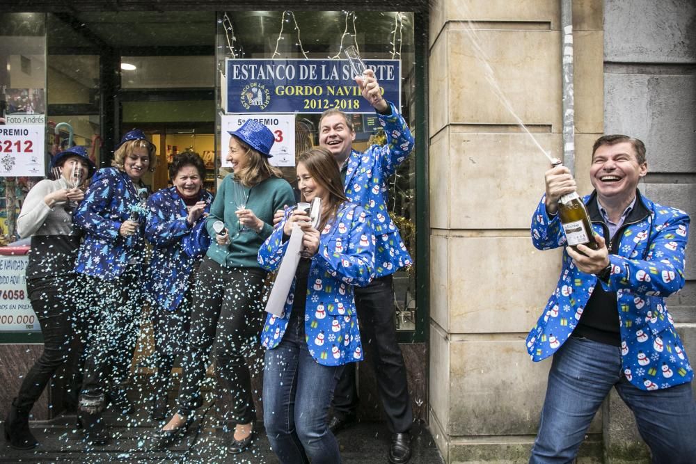 Celebración en el "Estanco de la Suerte" de Oviedo