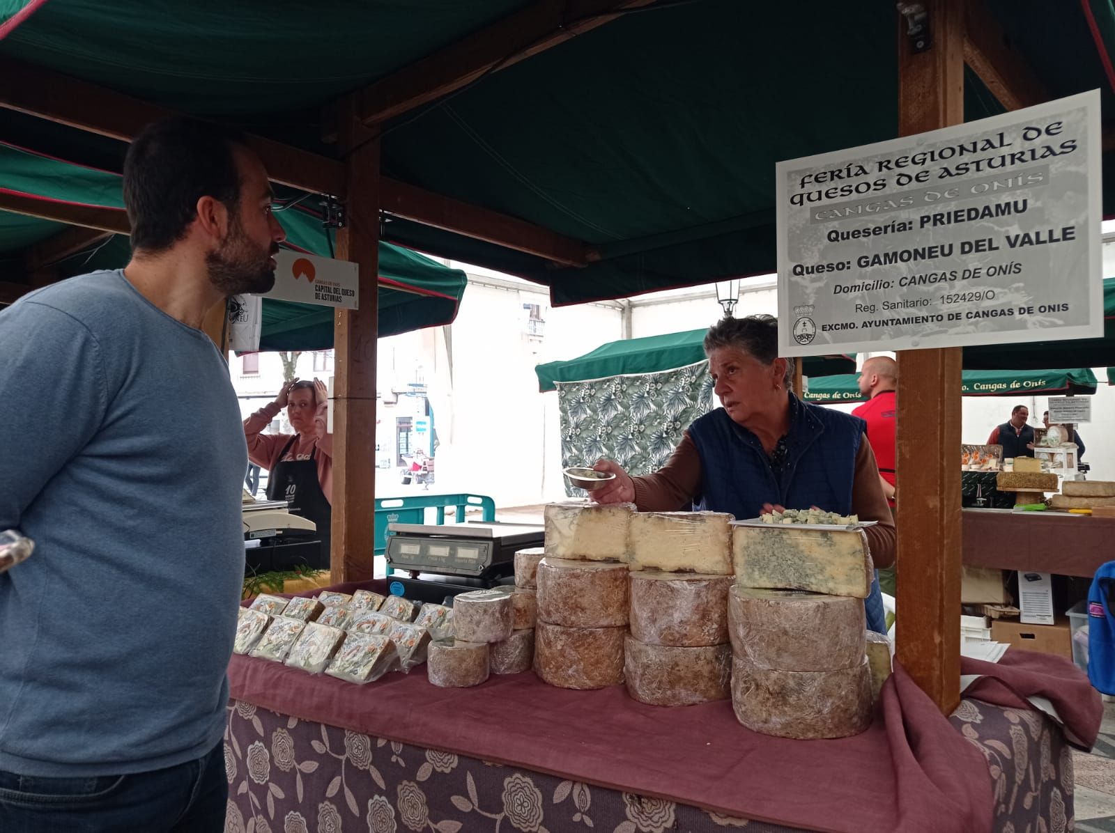 Cangas de Onís se da al queso todas las imágenes de la gran feria