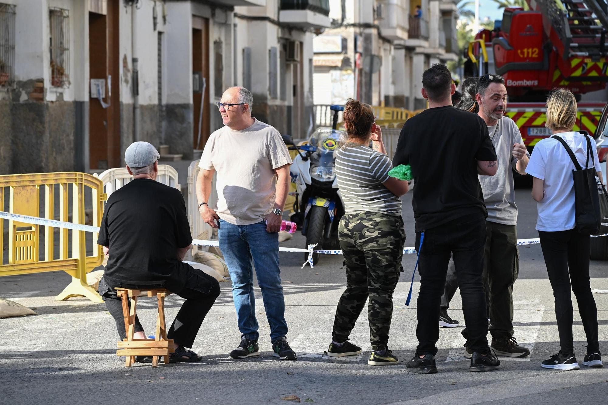 Así están sacando los bomberos las pertenencias de los vecinos desalojados de San Antón en Elche