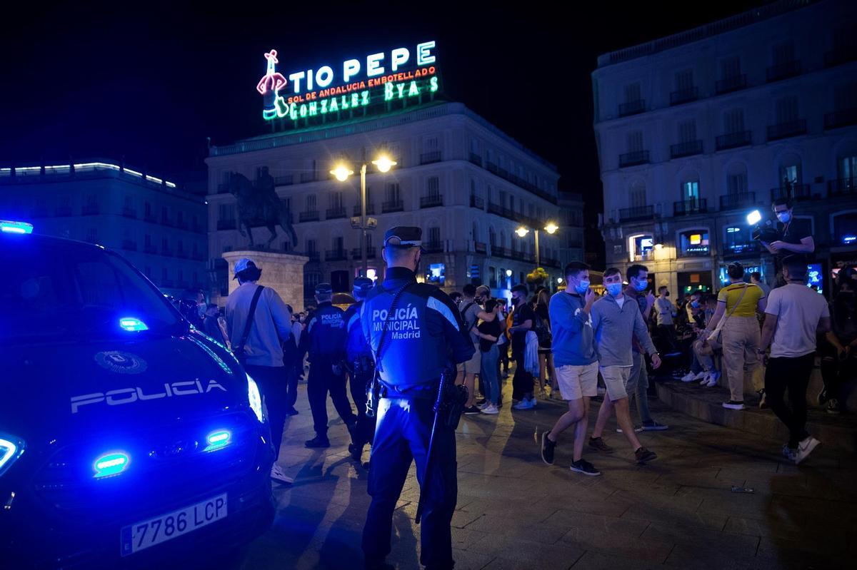 Ambiente en la Puerta del Sol de Madrid tras el fin del estado de alarma.