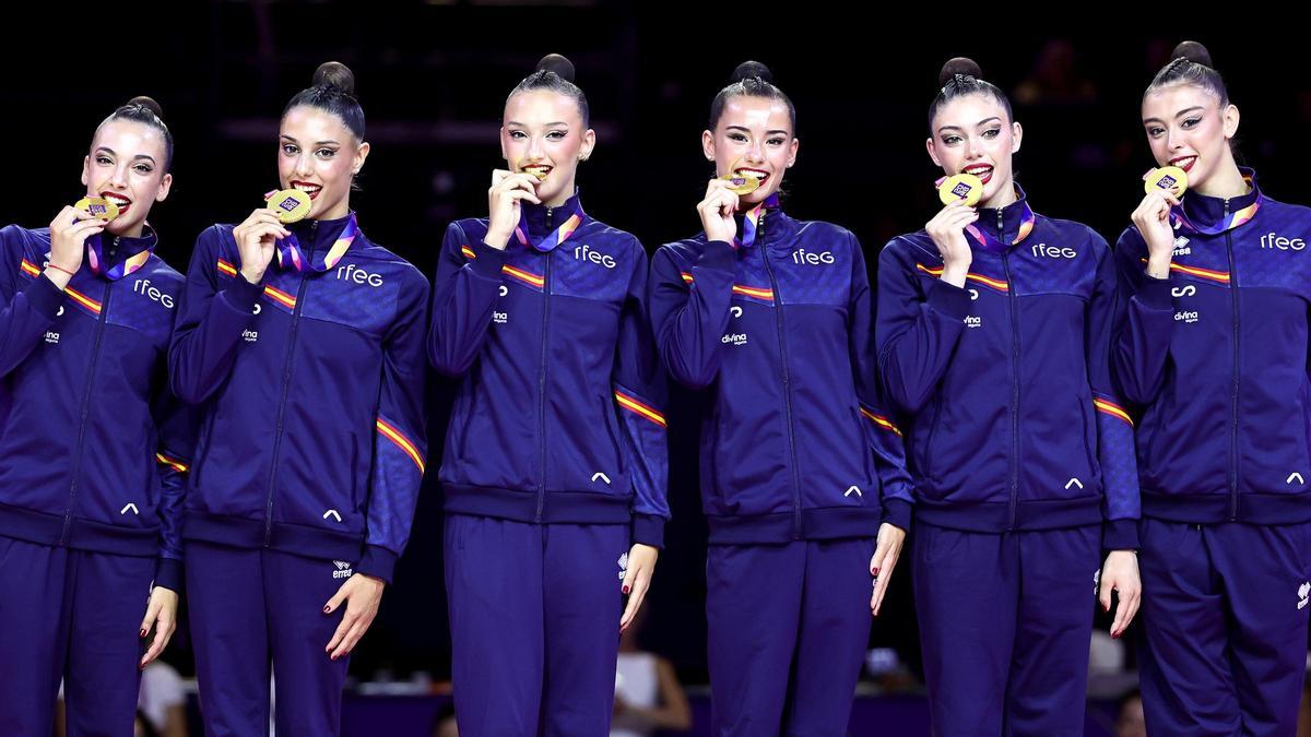 El equipo español de gimnasia rítmica posando con la medalla de oro conseguida en el campeonato del Mundo que se celebra en Fráncfort