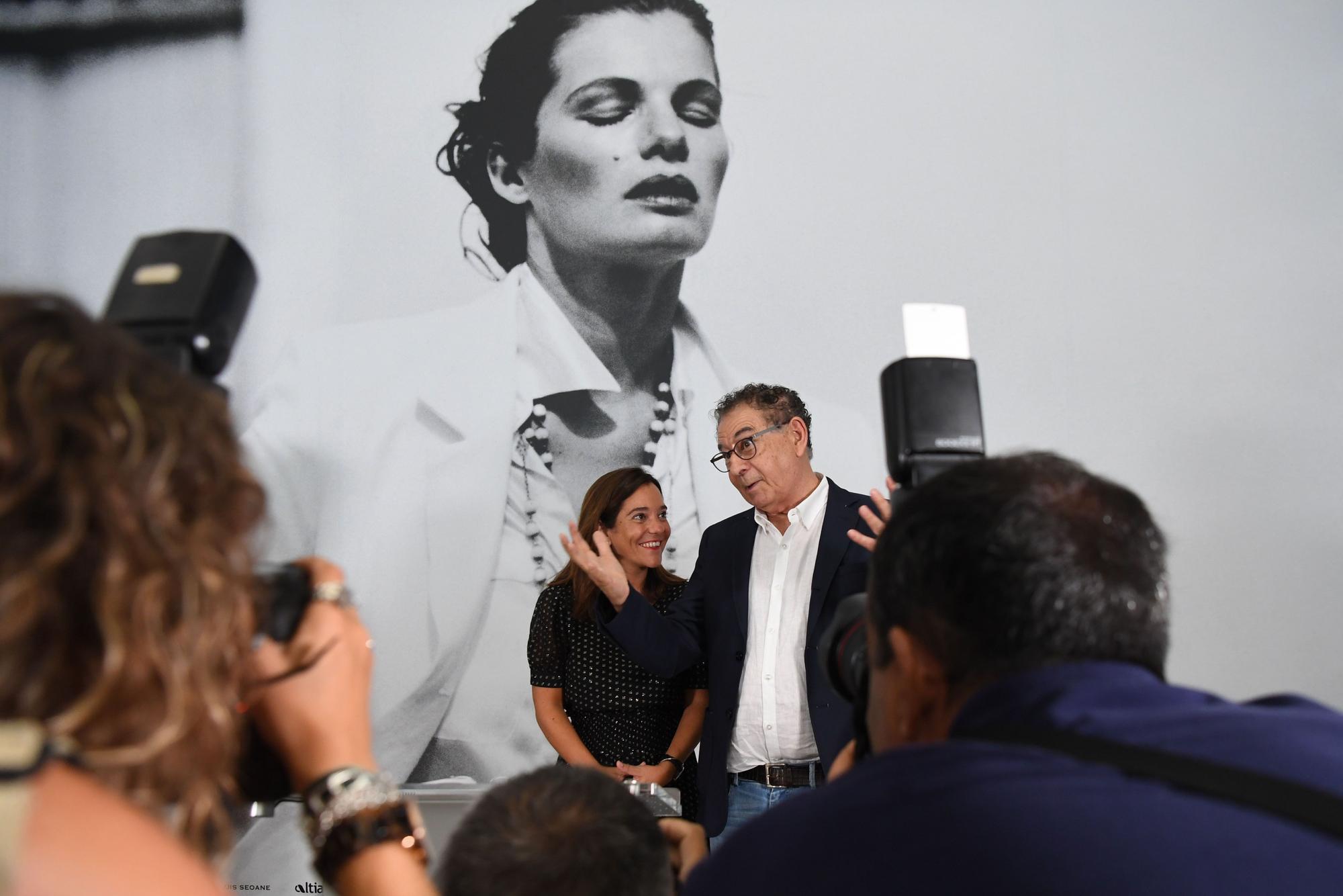 Roberto Verino reivindica a las mujeres en la inauguración de su exposición en la Fundación Luis Seoane