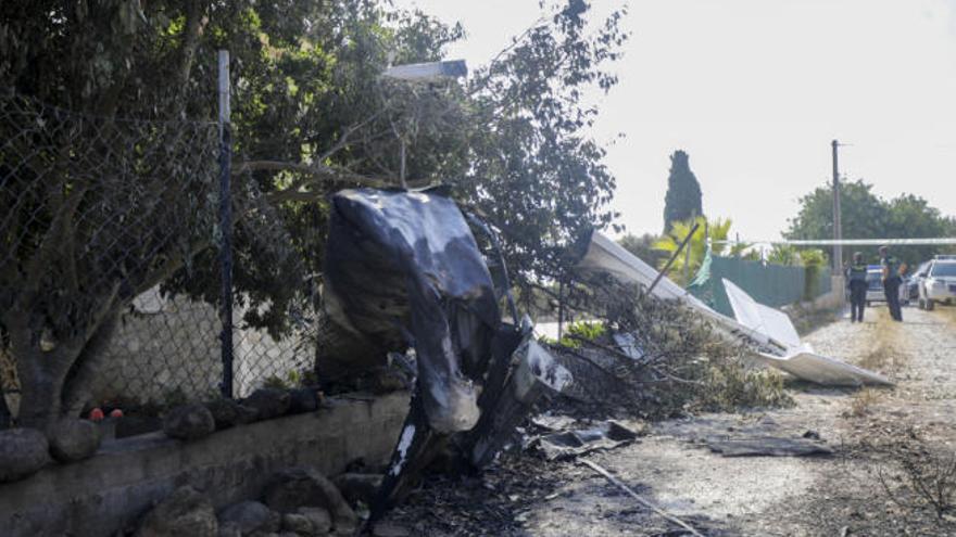 Agentes de la Guardia Civil vigilan, ayer, los restos de las dos aeronaves siniestradas.