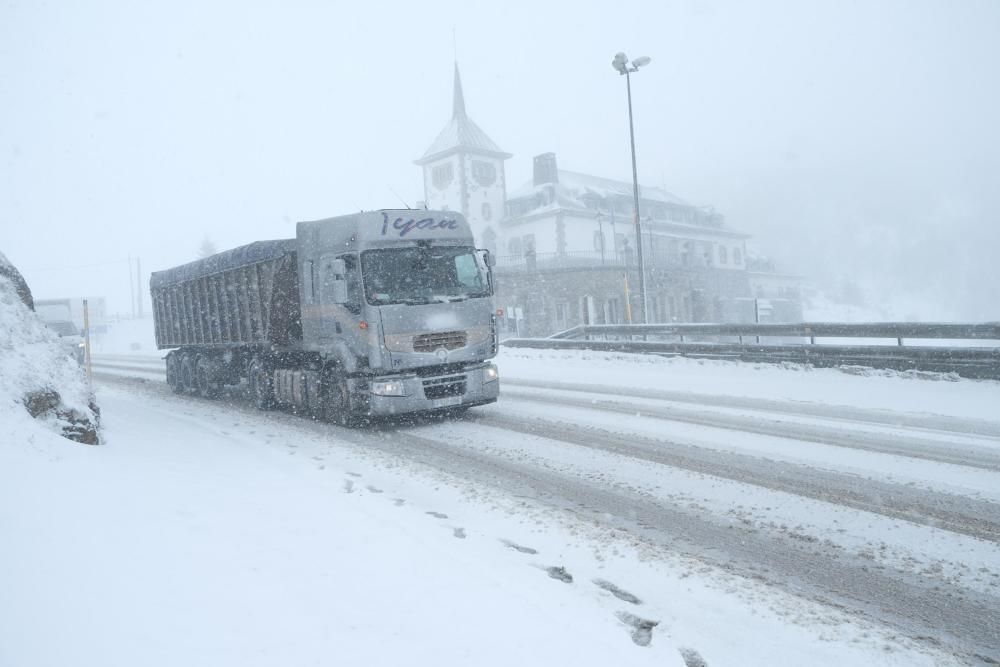 Temporal de nieve en el Puerto de Pajares