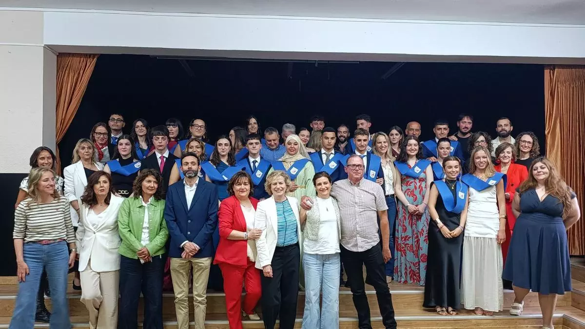 Emotiva graduación de alumnos de Bachillerato en Grado: "Nos volveremos a encontrar"