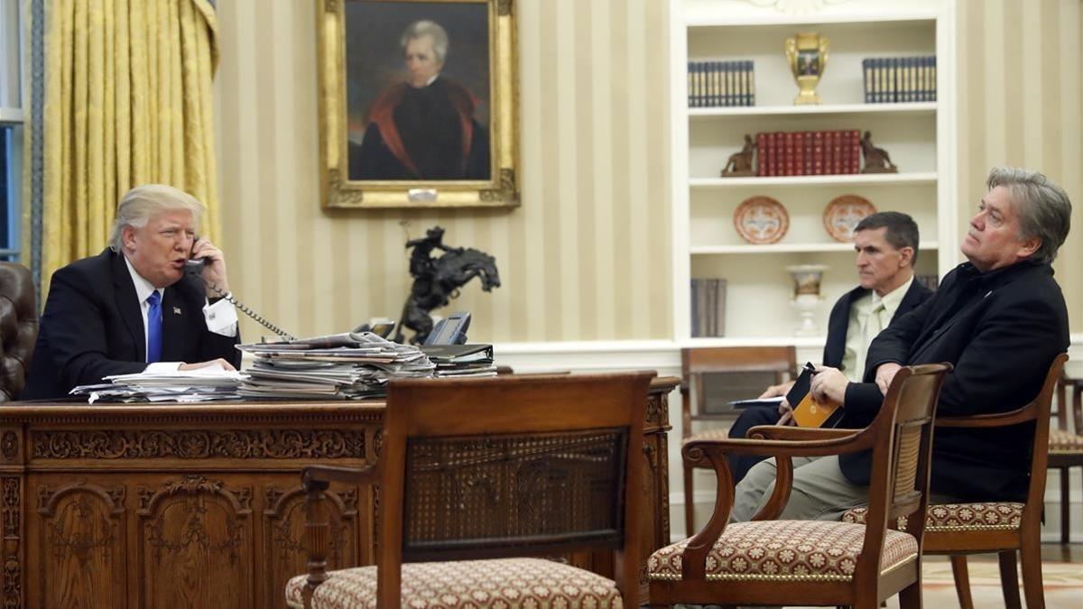 Donald Trump habla por teléfono ante Steve Bannon (primero, a la derecha) en el Despacho Oval, el 28 de junio del 2017.