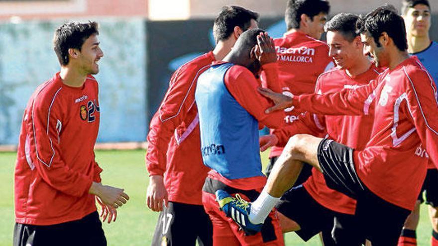 Álex Moreno bromea con Miguel García, Razza y Riverola en la ciudad deportiva.