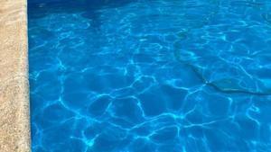 Archivo - Imagen recurso de una piscina