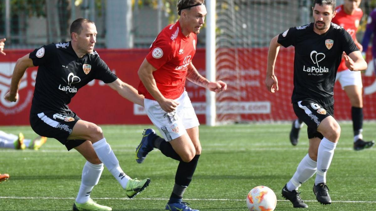 El Peralada va haver de jugar amb la segona equipació de la Pobla.