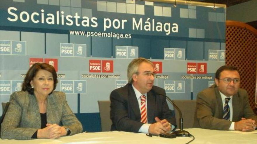 Los socialistas Magdalena Álvarez, Gabriel Clavijo y Miguel Ángel Heredia, ayer en Coín.