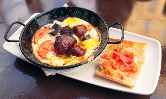 Plato tradicional español con morcilla