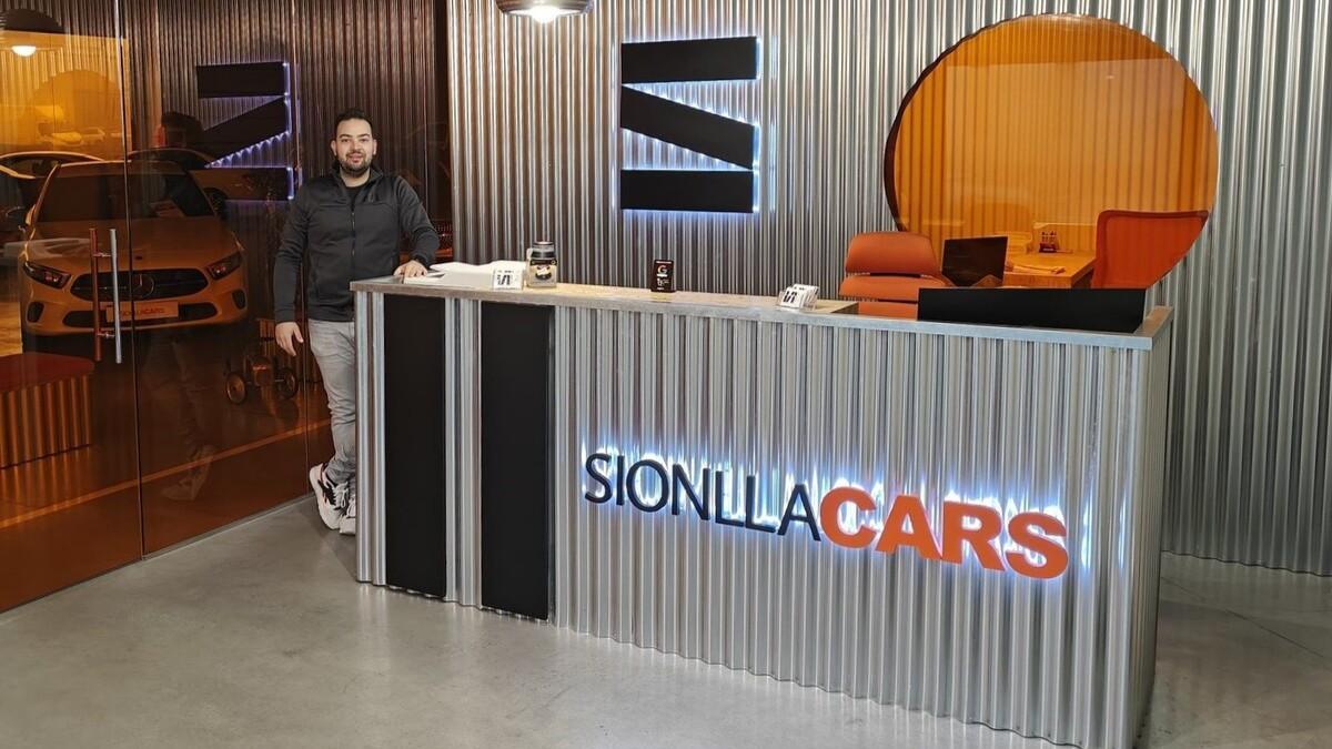 Juan Manuel Gercovich, gerente del concesionario Sionlla Cars en el polígono de Costa Vella