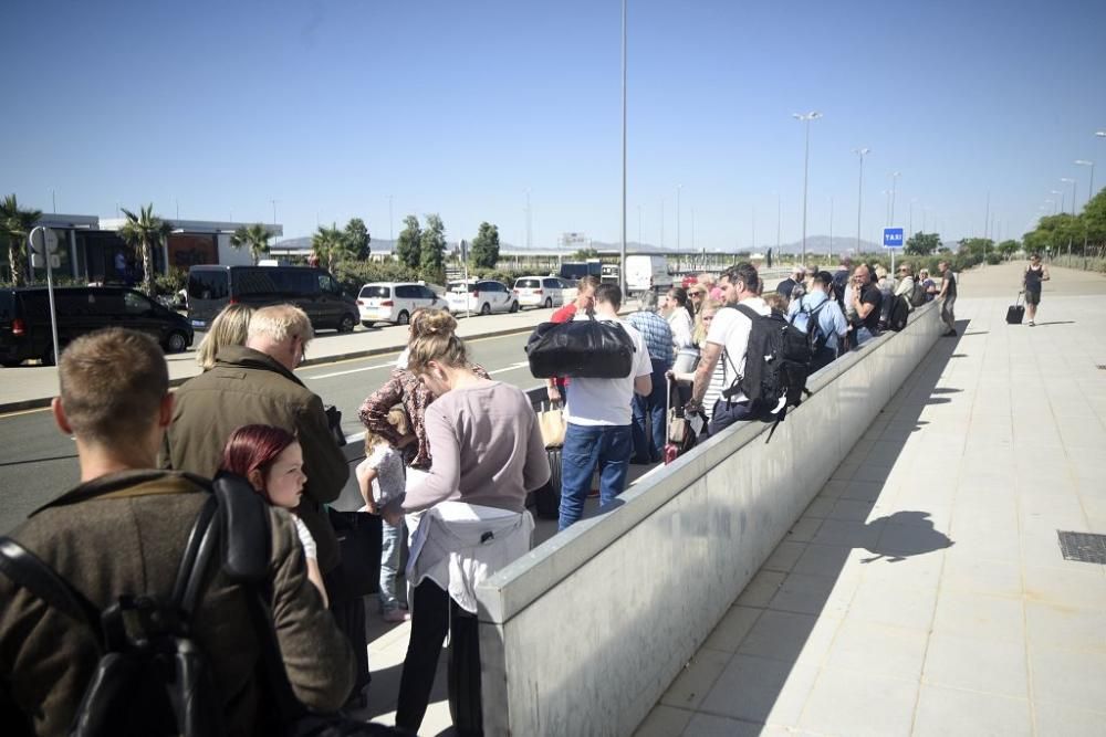 La línea de Asturias se estrena con una aglomeración de vuelos en Corvera