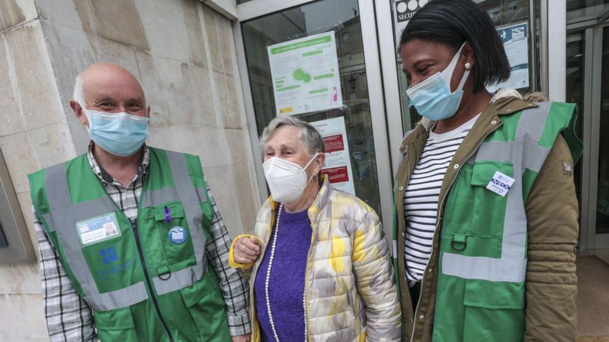 “Nos tocó la lotería”, dicen los mayores que pasean a diario con los cuidadores de barrio