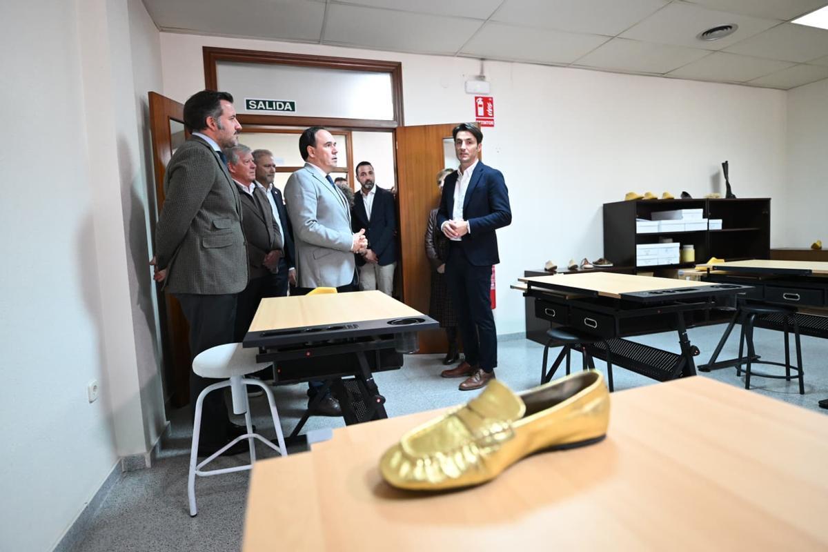 El presidente de la Generalitat junto al alcalde, Pablo Ruz, en la visita a las instalaciones de Inescop