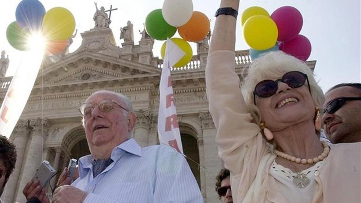 Franca Rame y su marido, Dario Fo, en una manifestación contra Berlusconi, en Roma, en el 2002.