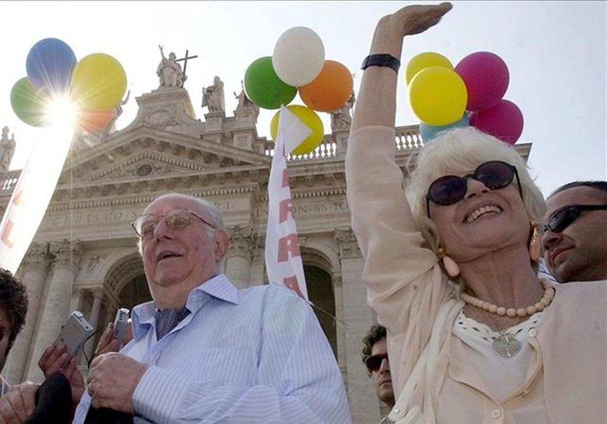 Franca Rame i el seu marit, Dario Fo, en una manifestació contra Berlusconi, a Roma, el 2002. Franca Rame i el seu marit, Dario Fo, en una manifestació contra Berlusconi, a Roma, el 2002.