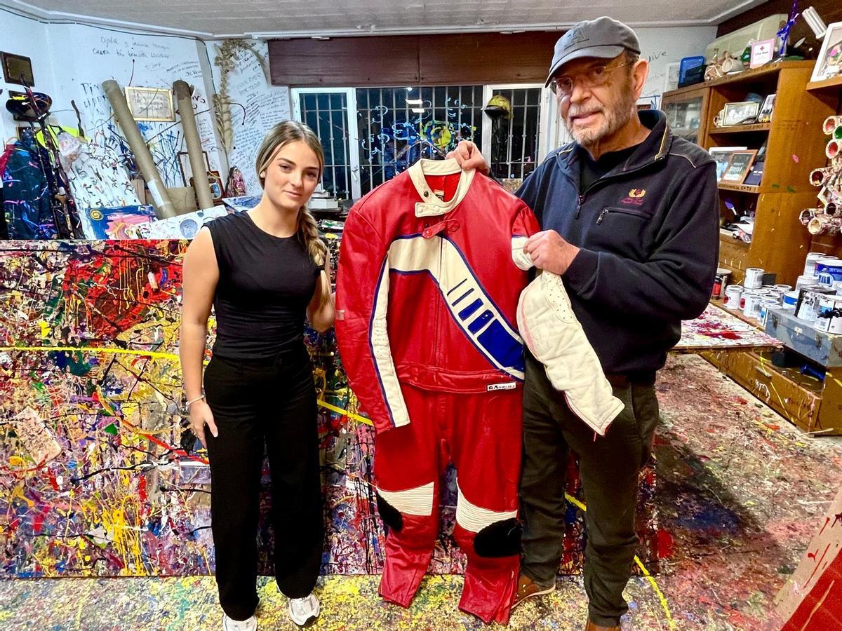 Alejandra Fernández y Manolo Rincón posan con el mono.