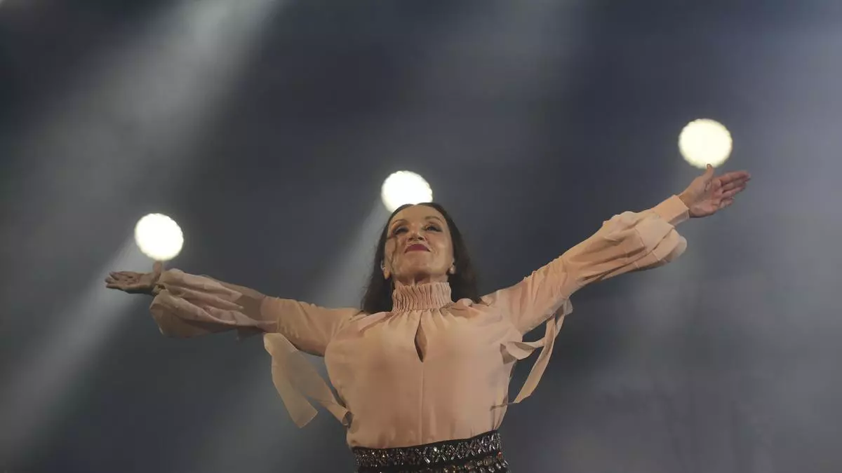 Luz Casal se entrega a A Coruña tras un inicio de concierto accidentado