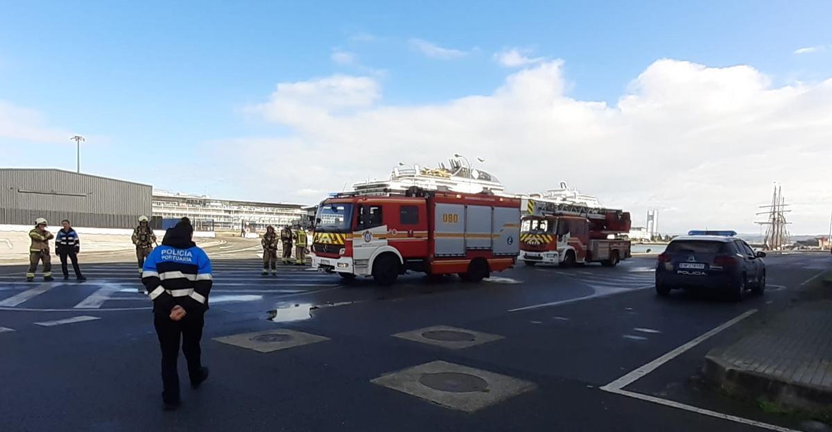 El puerto de A Coruña realiza un simulacro de maleta bomba durante la escala de un crucero