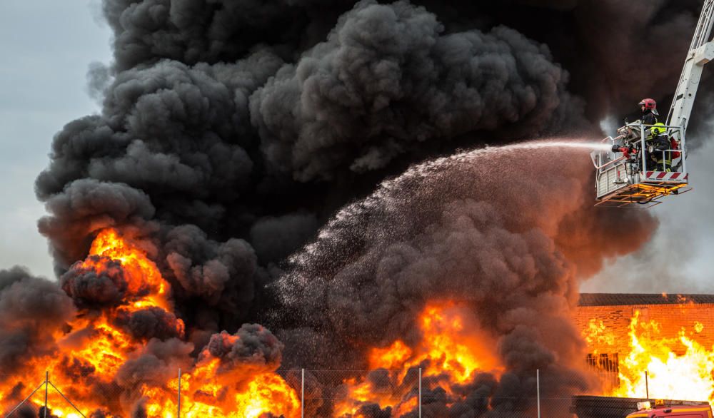 Más de una veintena de bomberos trabajaban anoche para sofocar el complicado incendio.