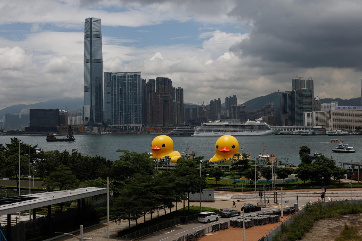 Los patos de goma del artista Florentijn Hofman, en el puerto de Hong Kong