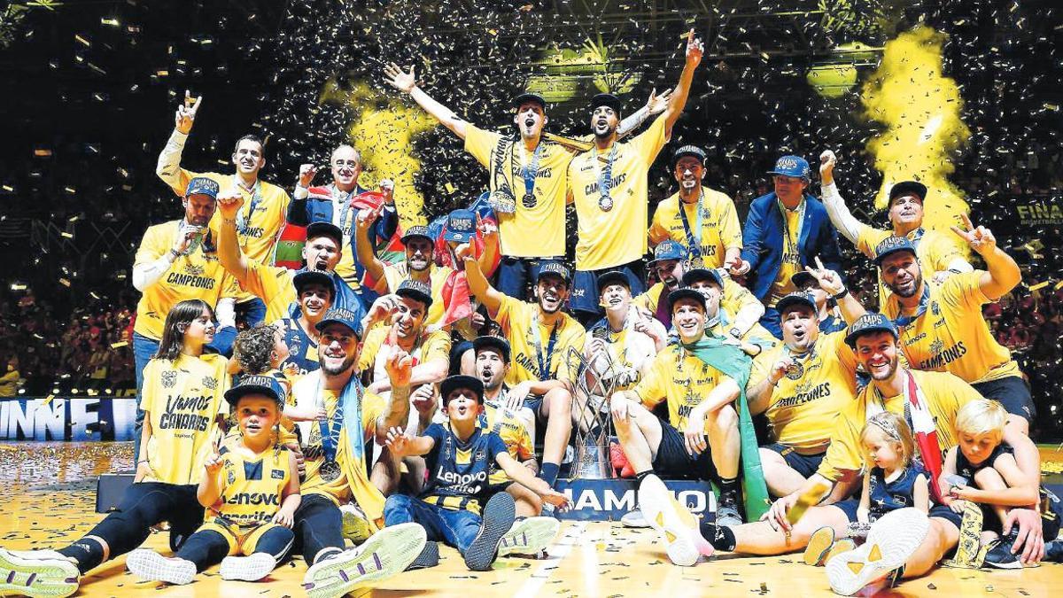 Los jugadores del Canarias celebran el título logrado en Bilbao en 2022.