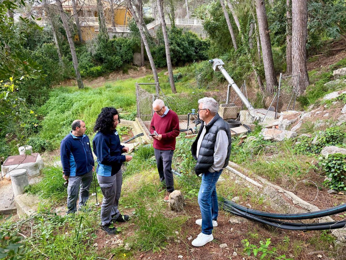 El presidente de la asociación de vecinos, con operarios de Aguas de Valencia y el técnico municipal de Medio Ambiente, en el entorno de la depuradora.