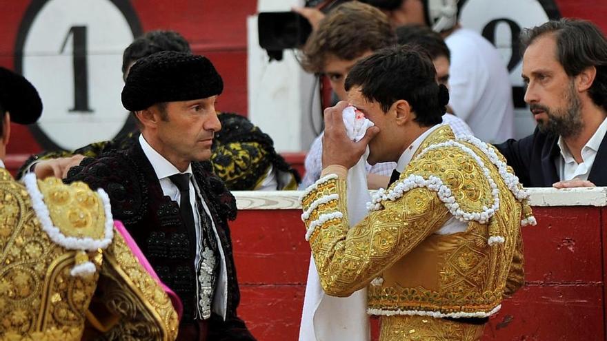 Ureña es atendido tras recibir la dura cornada en la Plaza de Toros de Albacete.