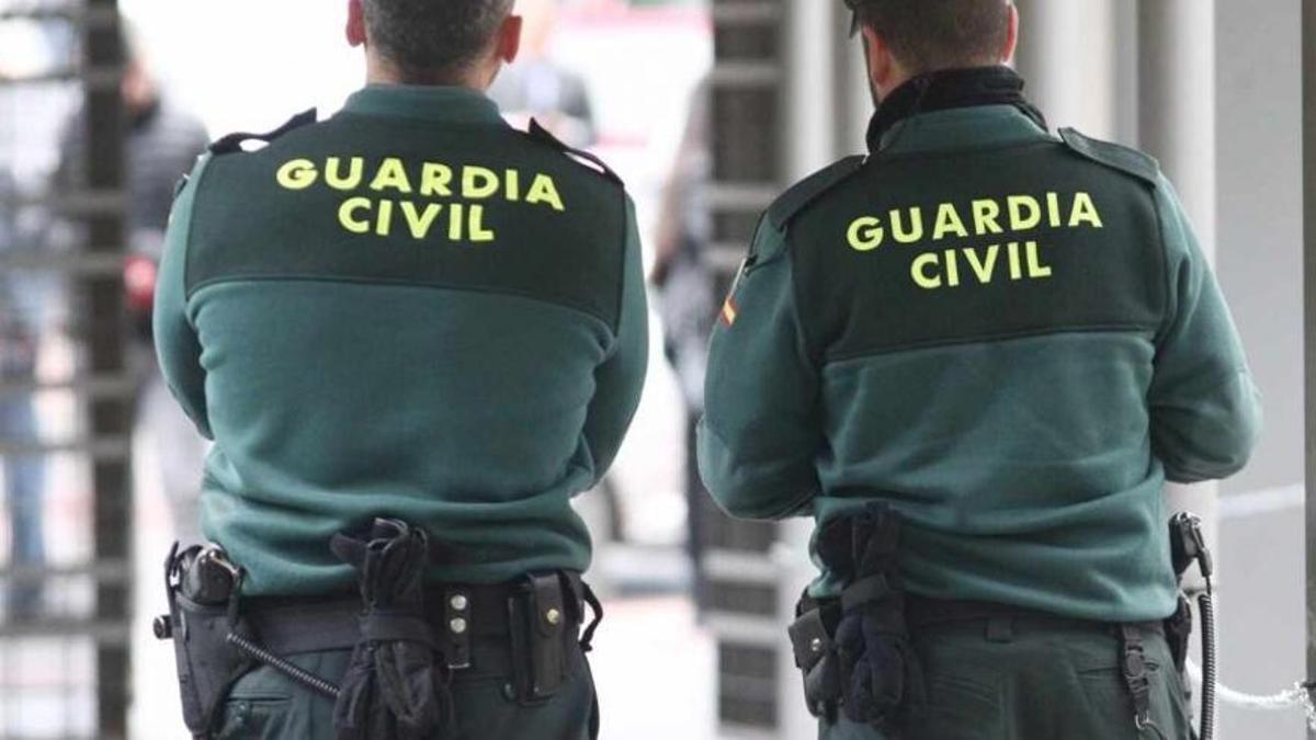 Dos agentes de la Guardia Civil