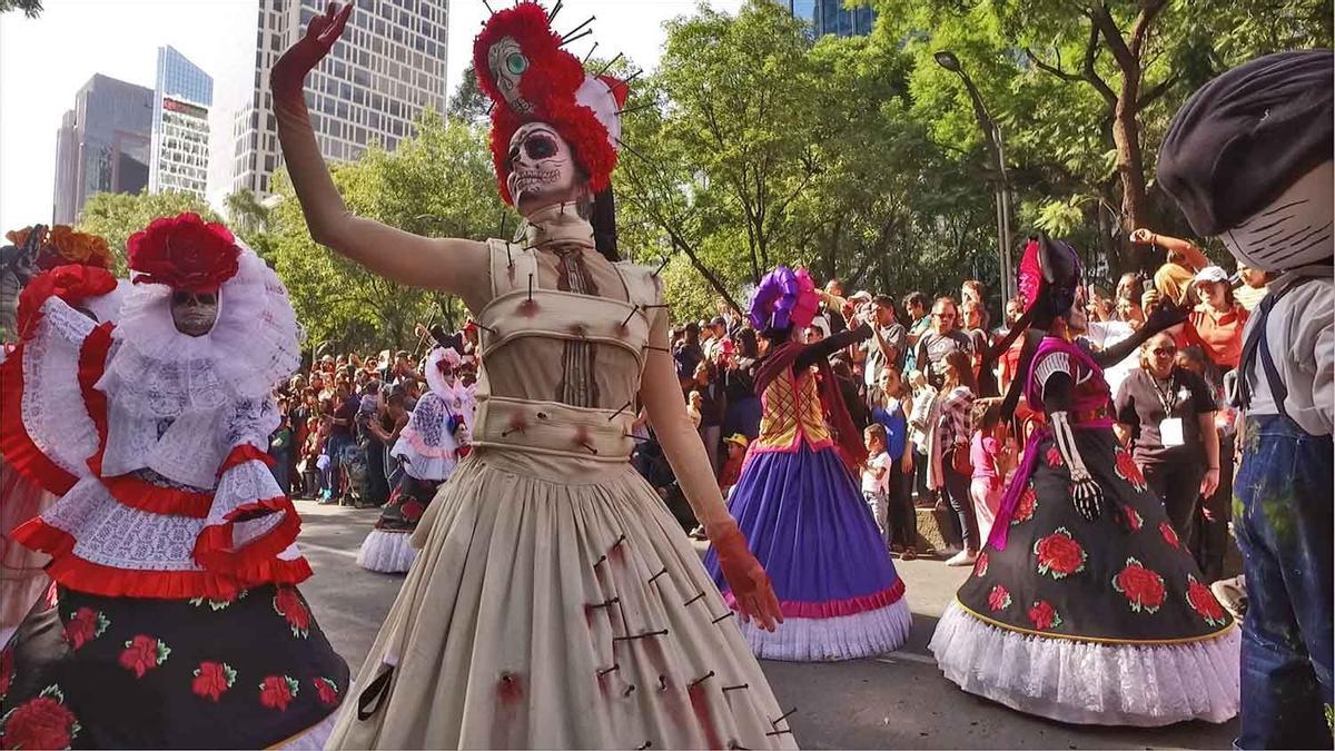 Desfile del Día de Muertos a su paso por el Paseo de la Reforma en Ciudad de México