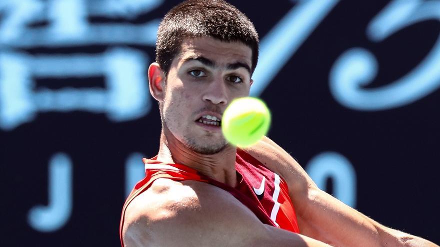 Carlos Alcaraz sigue asombrando en el Abierto de Australia