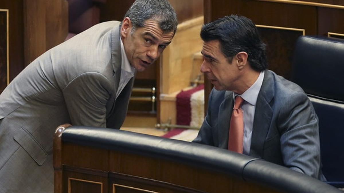El ministro de Industria, Energía y Turismo, José Manuel Soria,.con el diputado de UPD, Toni Cantó, durante la sesión de control en el Congreso.