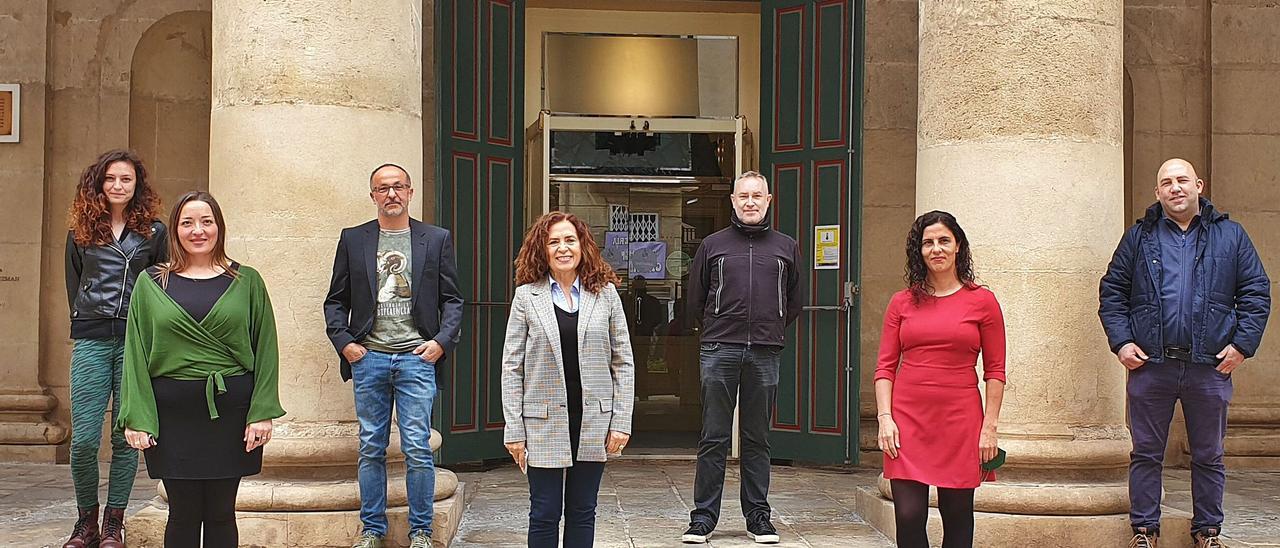 Algunos de los miembros de la compañía, con Elisabeth Sogorb, María Dolores Padilla y Josi Alvarado en primer término, delante del Principal.