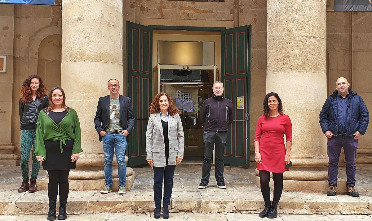 Algunos de los miembros de la compañía, con Elisabeth Sogorb, María Dolores Padilla y Josi Alvarado en primer término, delante del Principal.