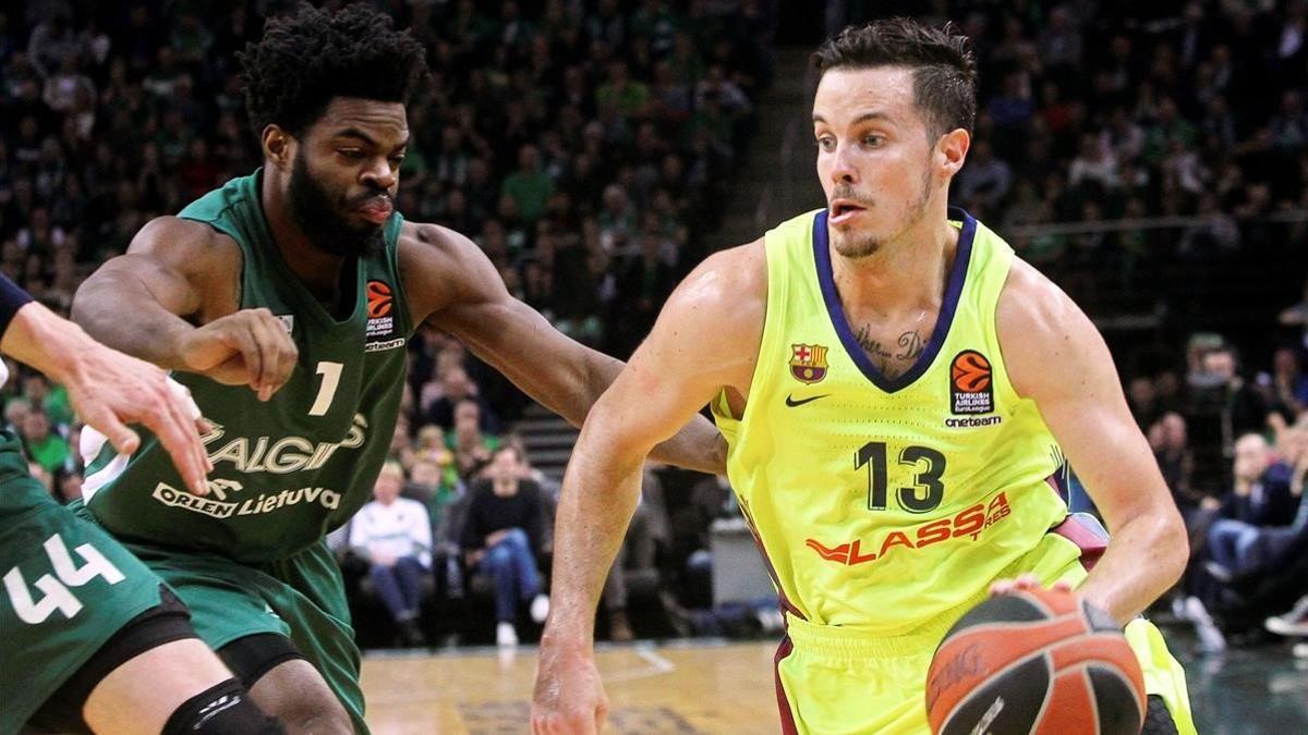 Thomas Heurtel penetra ante Derrick Walton, en el partido de ida en Kaunas.