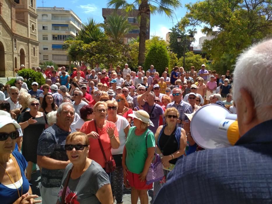 Unos 400 pensionistas piden la reapertura de las cafeterías de los centros de mayores en Torrevieja