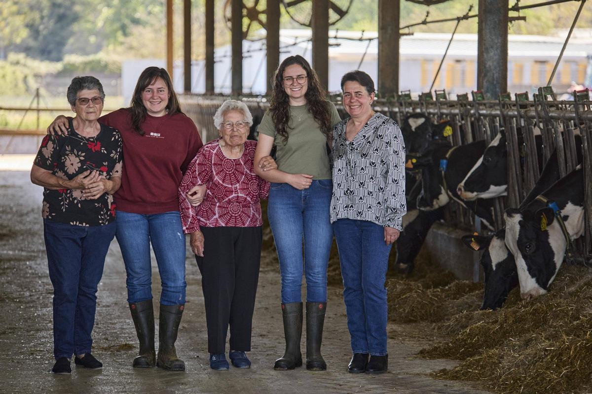 D'esquerra a dreta: Àngela Soler, Montse Ciurana, Àngela Mas Madrenys, Maria Ciurana i Montse Soler.