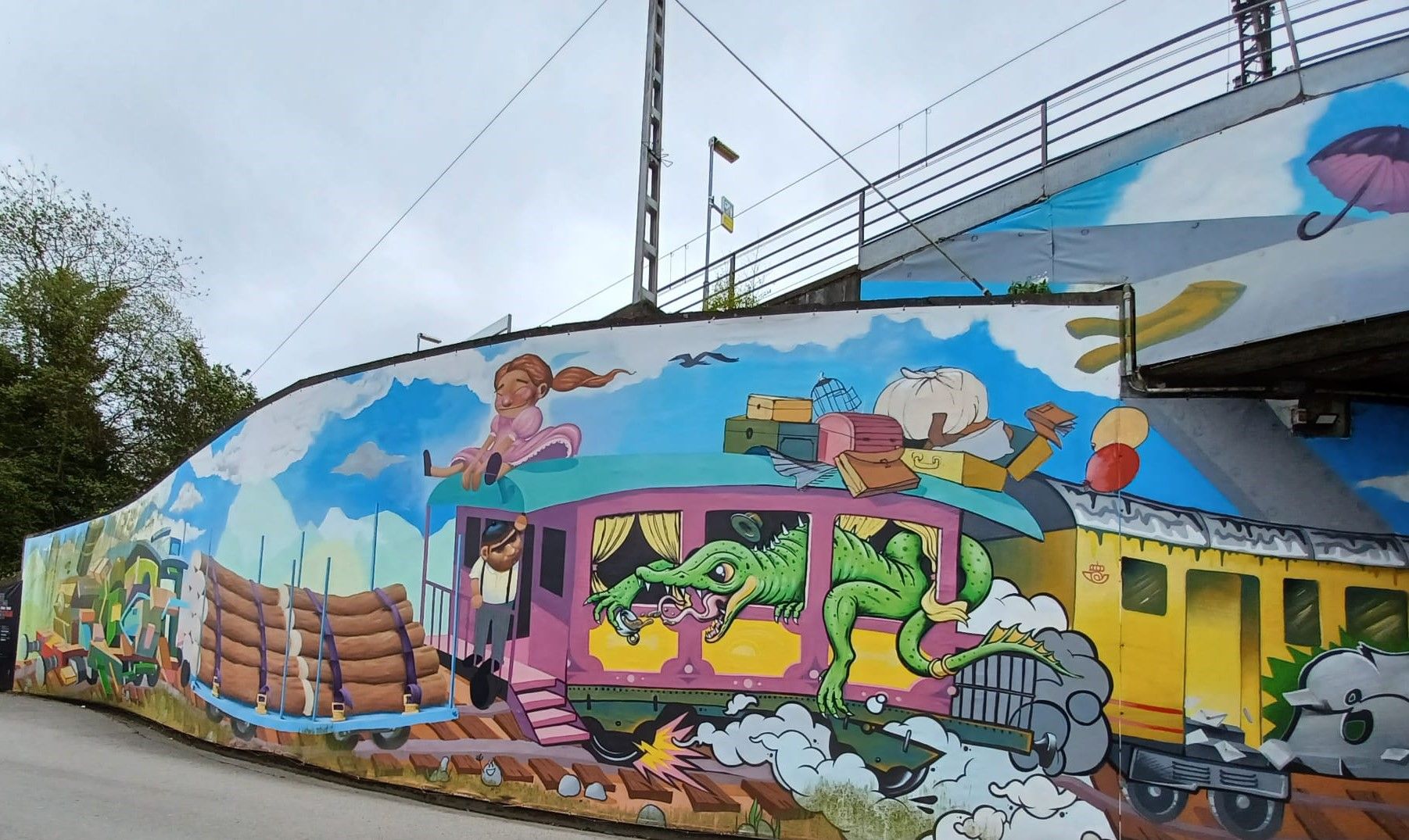 El grafiti más grande de Asturias en lona está en Llanera: así es el mural gigante de la localidad de Villabona