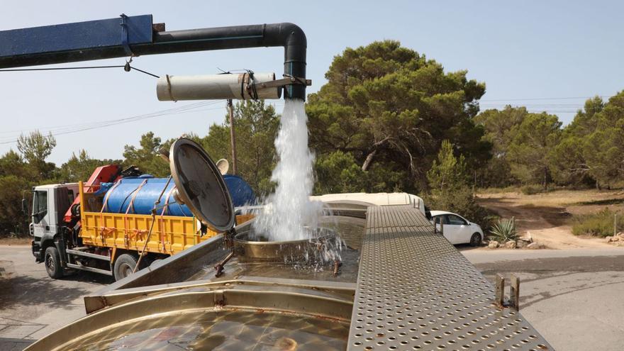 La demanda de agua potable en camiones en Ibiza sube más de un  5% en un año