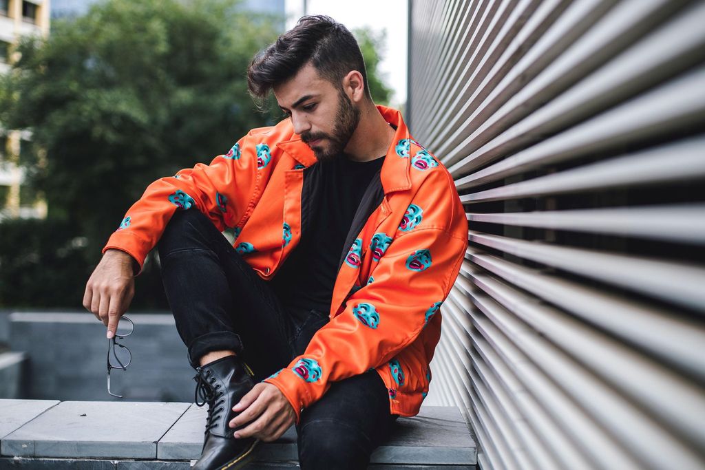 Agoney posando