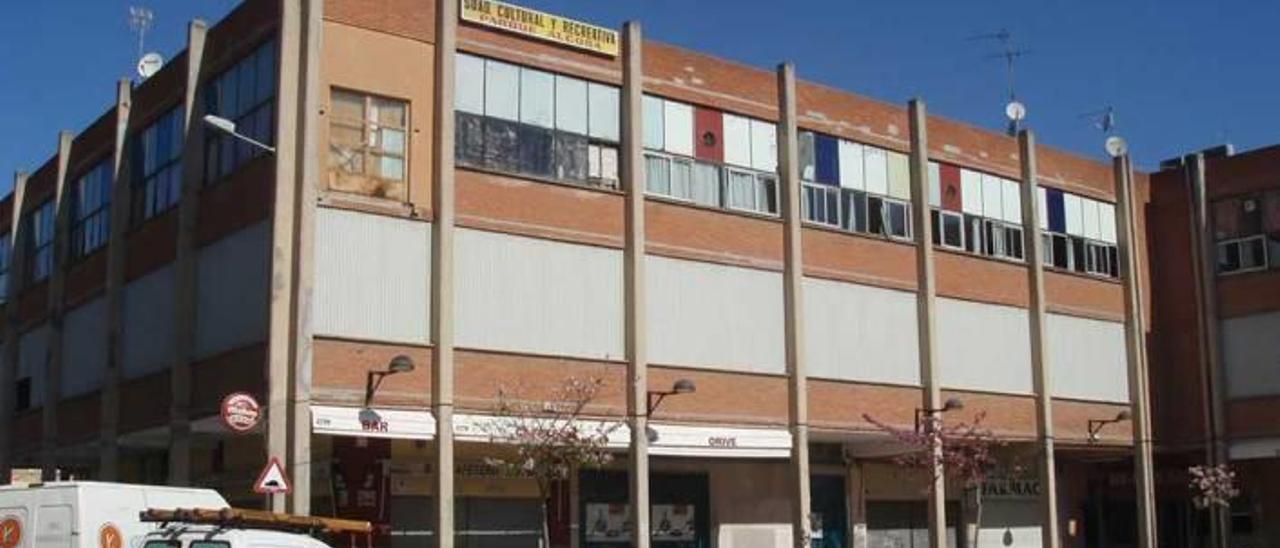 El edificio Meral está en el barrio Orba y la parte alta se encuentra muy deteriorada.