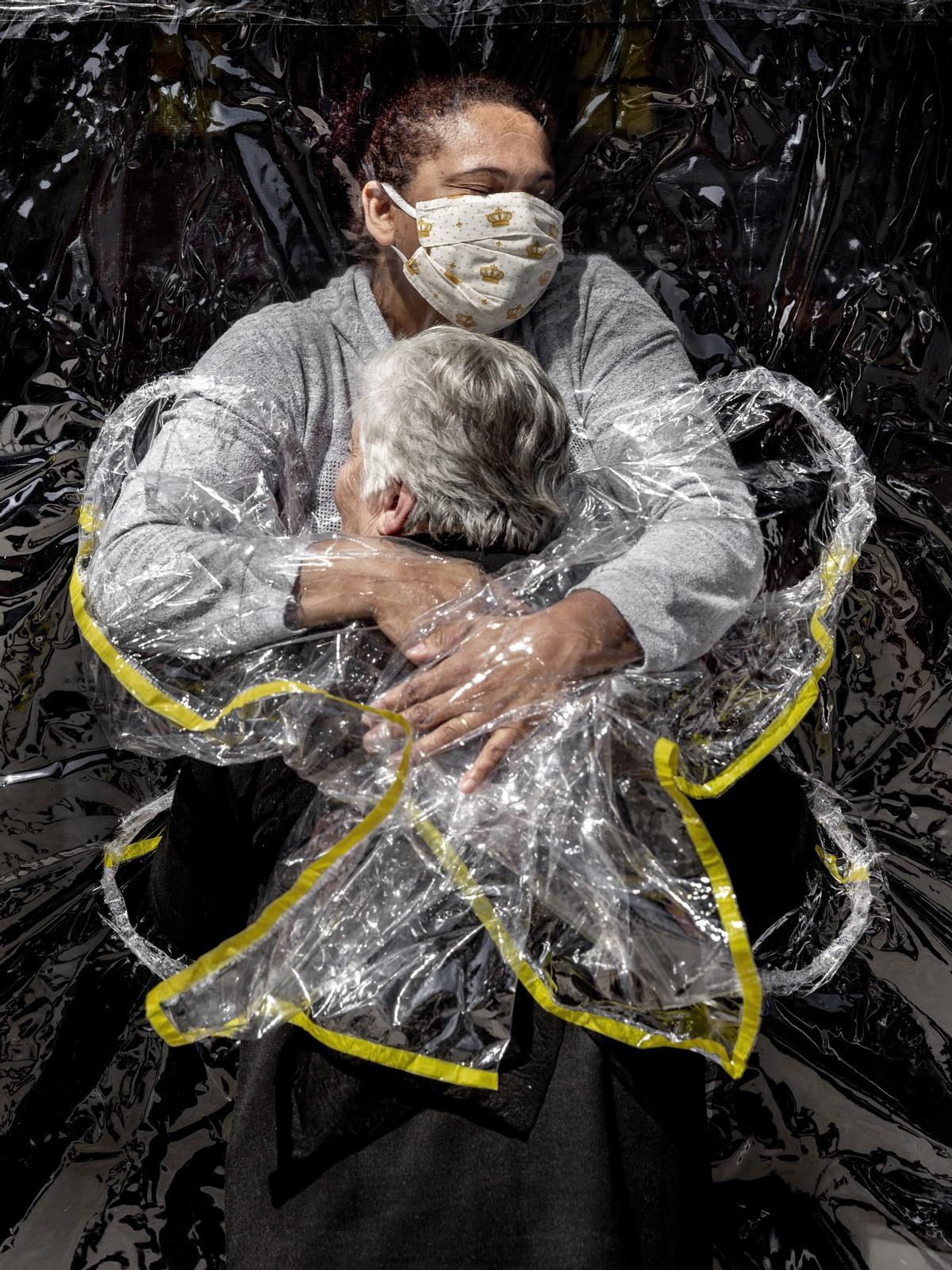 Premio Noticias generales: 'The First Embrace'. Foto: Mads Nissen.