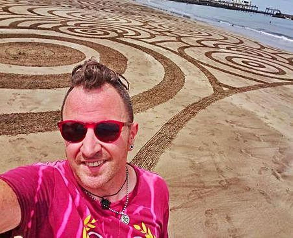 Las playas como lienzo del arte efímero de Simon Turner