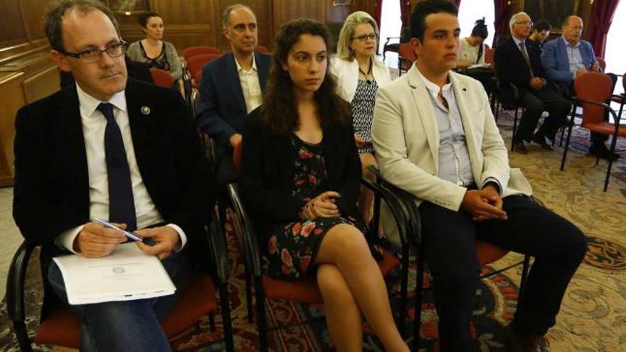 Por la izquierda, Alfonso Fernández, Sara Heras y José Manuel Iglesias, ayer, en el Ayuntamiento.