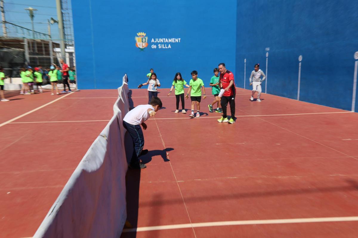 El Poliesportiu Municipal de Silla es va omplir de xiquets i xiquetes per jugar a raspall en un mat de pilota i diversi. El Poliesportiu Municipal de Silla es va omplir de xiquets i xiquetes per jugar a raspall en un mat de pilota i diversi.