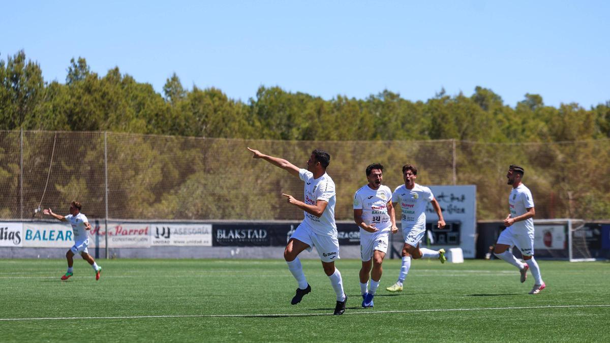 Los jugadores de la Peña Deportiva celebran uno de los goles ante el Constància del pasado domingo.